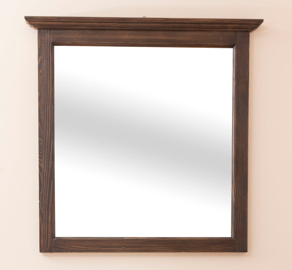 Miroir carré rustique avec cadre en bois sombre et mouillé style campêtre.