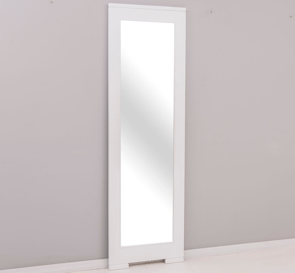 Miroir en pin massif fixé au mur dans une entrée — Le Grenier Campagnard