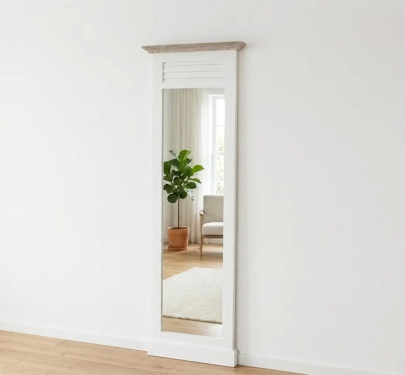 Miroir vertical en pin massif dans un salon lumineux — Le Grenier Campagnard