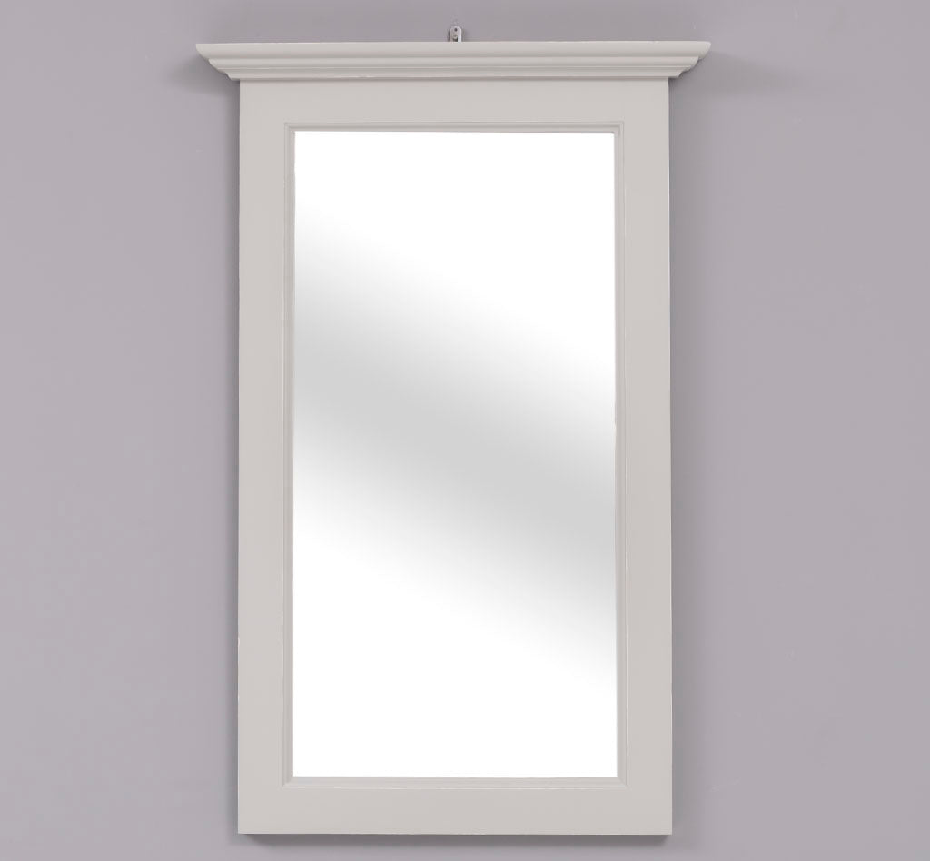 Grand miroir mural rectangulaire en bois blanc avec corniche moulurée classique.