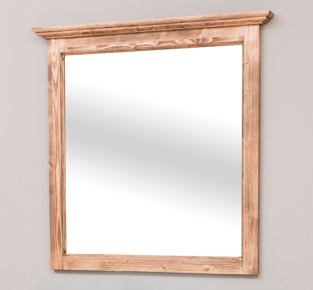 Grand miroir rustique avec cadre en bois clair patiné et vieilli de style campêtre.