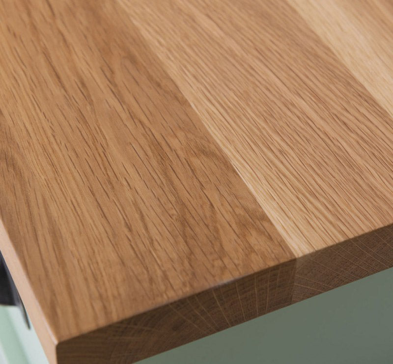 détail du plateau en chêne vernis naturel bois massif