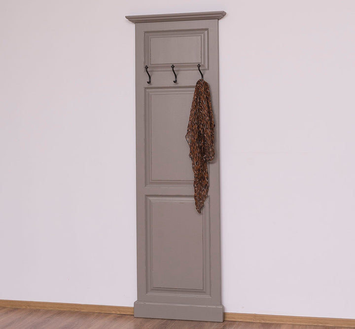 Porte-manteau en pin massif avec panneaux moulurés vue de face — Le Grenier Campagnard