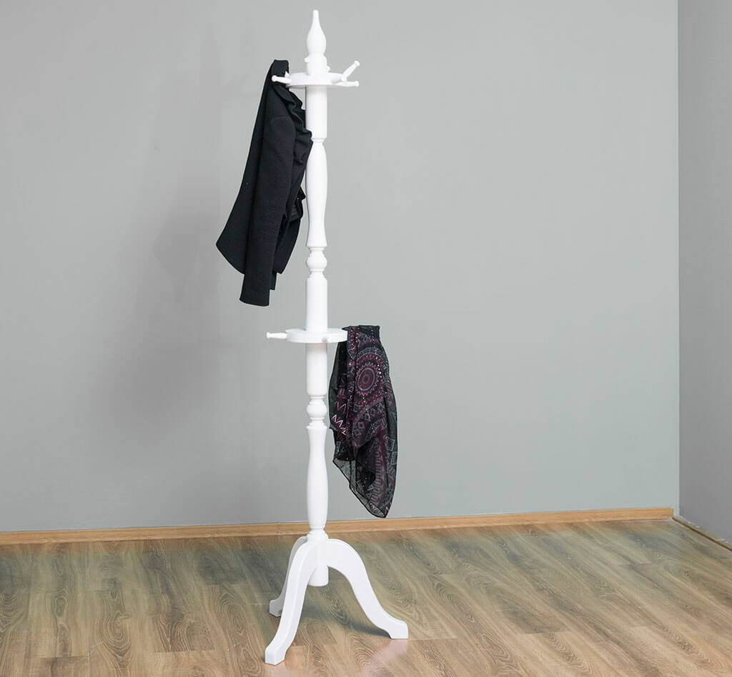 Porte-manteau en pin massif avec veste et écharpe dans une pièce — Le Grenier Campagnard