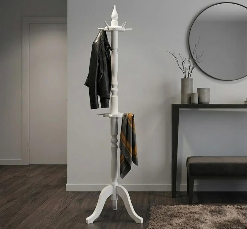 Porte-manteau en pin massif dans une entrée moderne avec miroir — Le Grenier Campagnard
