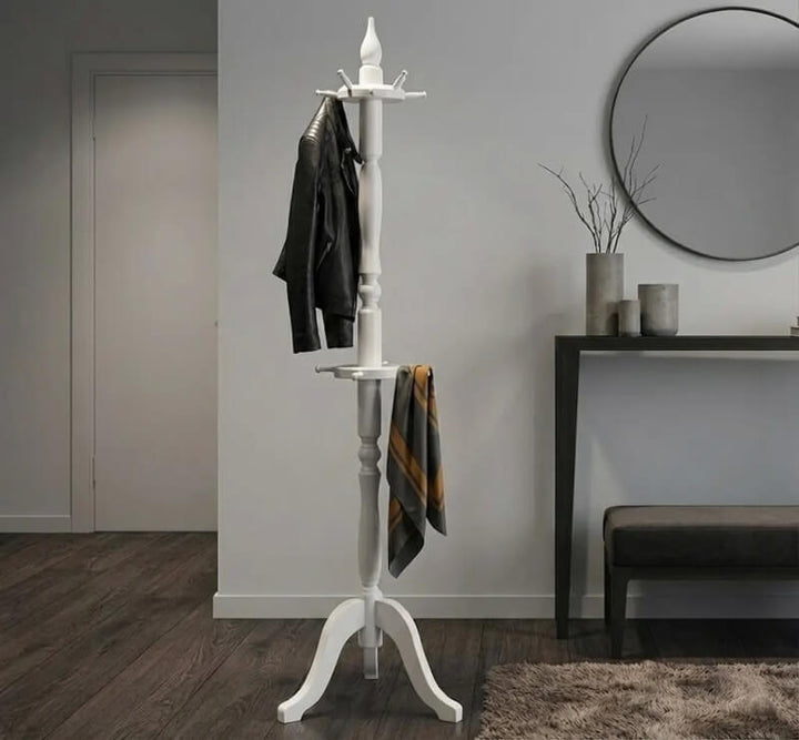 Porte-manteau en pin massif dans une entrée moderne avec miroir — Le Grenier Campagnard