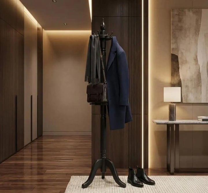 Porte-manteau en pin massif avec vêtements dans une entrée chic — Le Grenier Campagnard