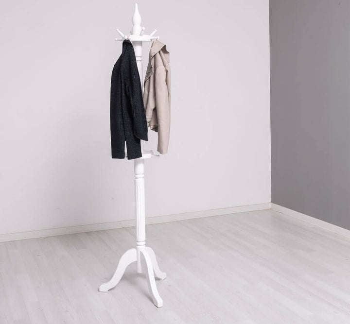Porte-manteau en pin massif dans un décor épuré — Le Grenier Campagnard