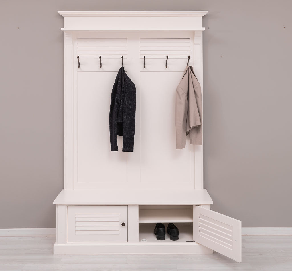 Porte-manteau en pin massif avec porte persienne ouverte sur étagère à chaussures — Le Grenier Campagnard