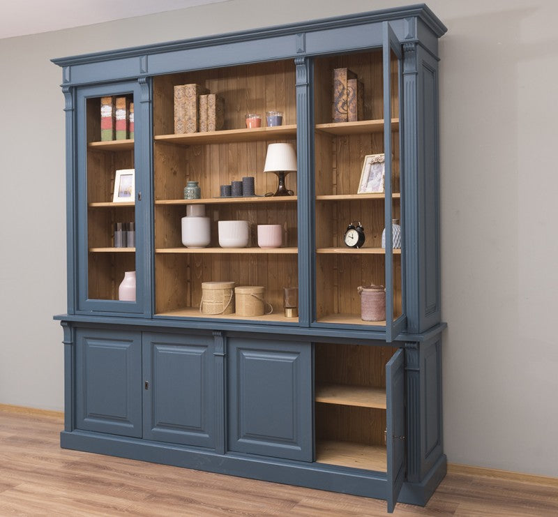 Bibliothèque style Directoire bleue avec étagères centrales ouvertes et portes vitrées latérales