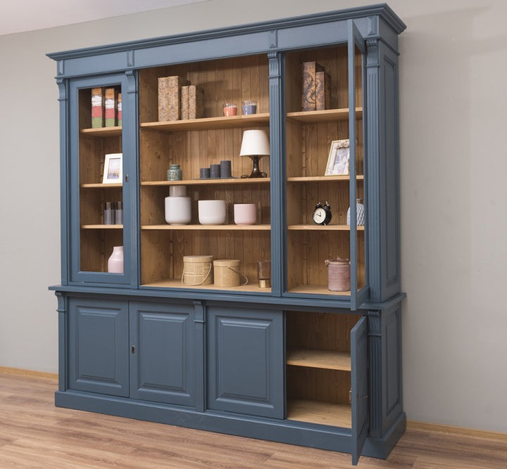 Bibliothèque style Directoire bleue avec étagères centrales ouvertes et portes vitrées latérales