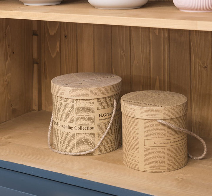 Détail d’une étagère en bois naturel à l’intérieur d’une bibliothèque style Directoire