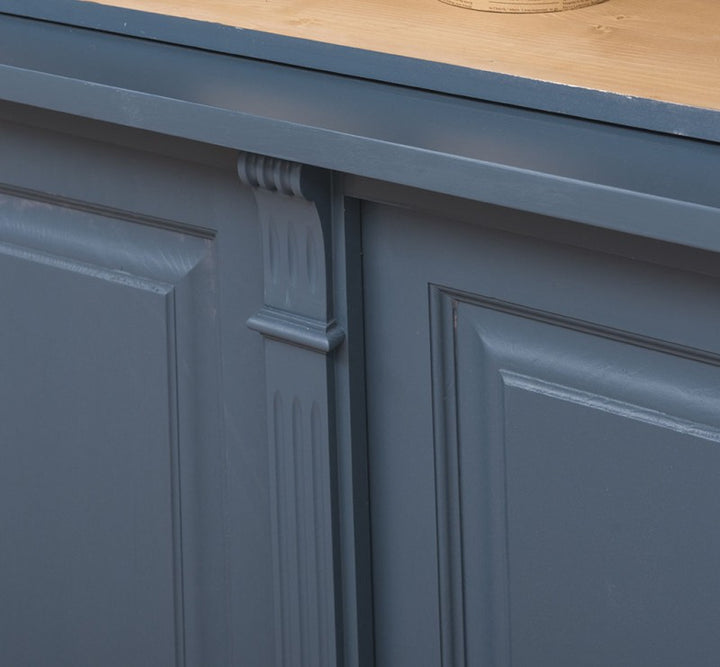 Détail du montant sculpté et d’une porte basse d’une bibliothèque style Directoire
