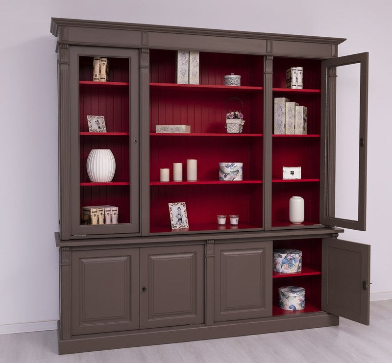 Bibliothèque style Directoire grise avec intérieur rouge, étagères ouvertes et porte basse ouverte
