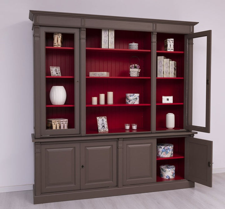 Bibliothèque style Directoire grise avec intérieur rouge, étagères ouvertes et porte basse ouverte