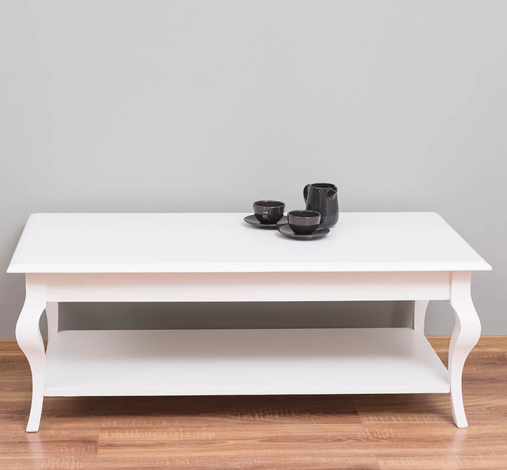 Table basse en bois massif blanc avec pieds cambrés élégants et plateau spacieux pour salon rustique.