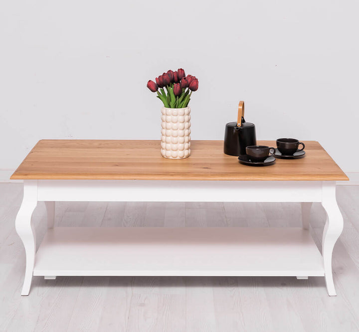 Table basse de salon avec structure blanche et plateau en chêne clair naturel, style campagne chic.