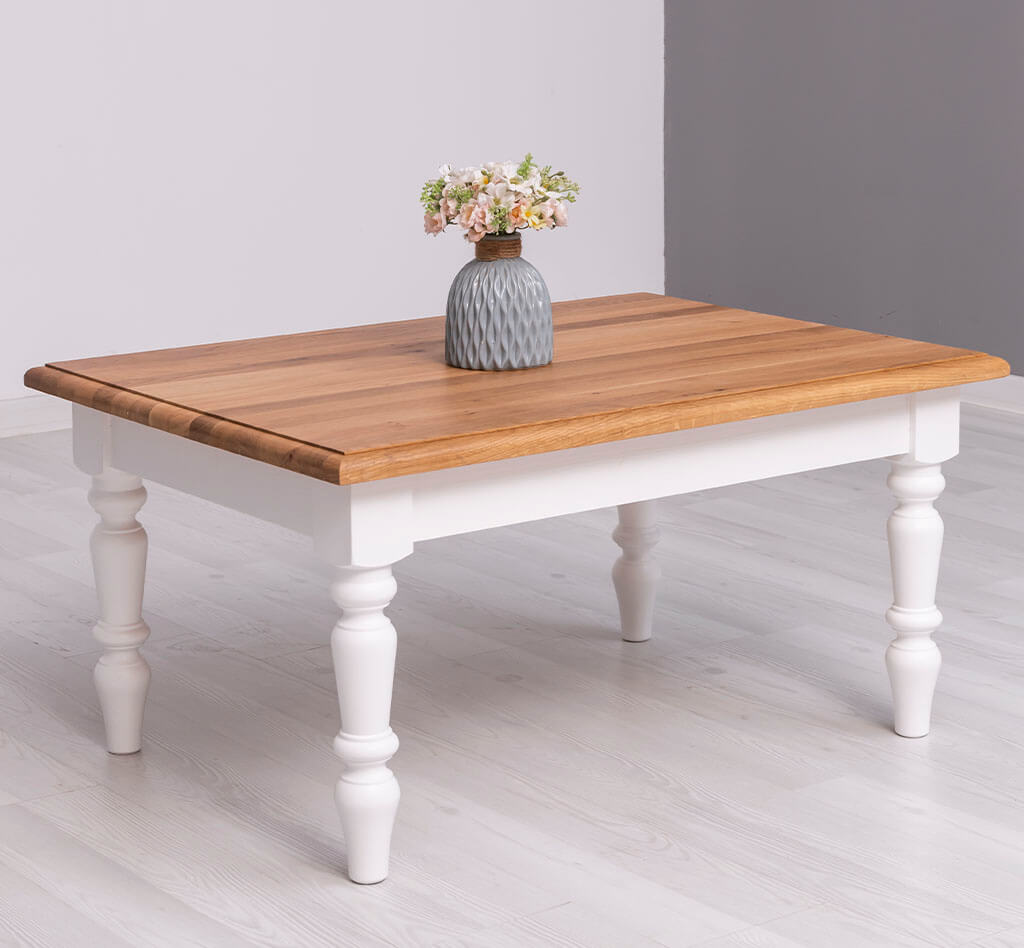 Table basse en pin massif avec vase fleuri — Le Grenier Campagnard