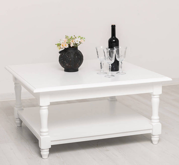 Table basse en pin massif vue de face en situation — Le Grenier Campagnard