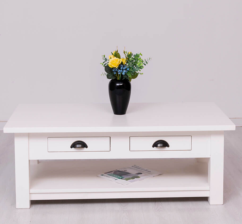 Table basse en pin massif avec décoration florale et étagère de rangement — Le Grenier Campagnard