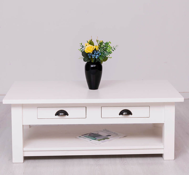 Table basse en pin massif avec décoration florale et étagère de rangement — Le Grenier Campagnard