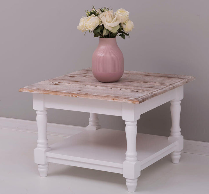 Table basse carrée en pin massif avec vase de fleurs en ambiance — Le Grenier Campagnard