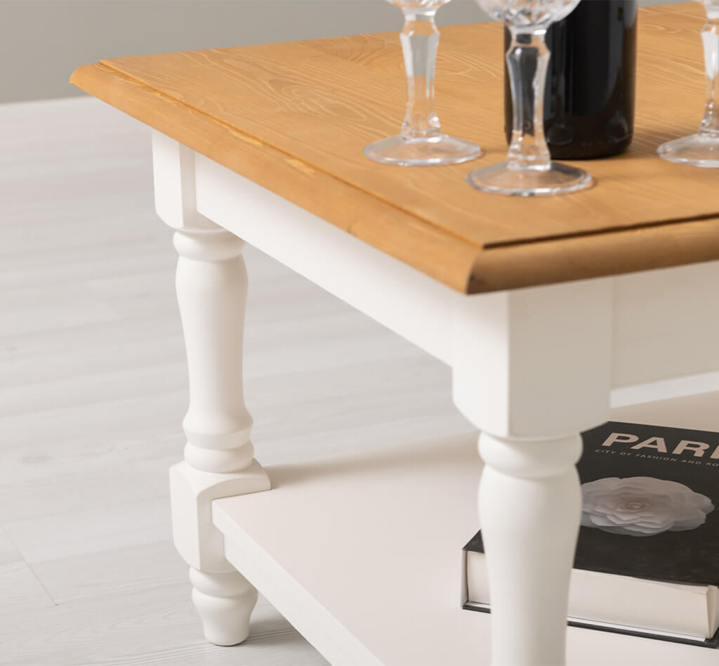 Table basse en pin massif avec pieds tournés et tablette de rangement — Le Grenier Campagnard