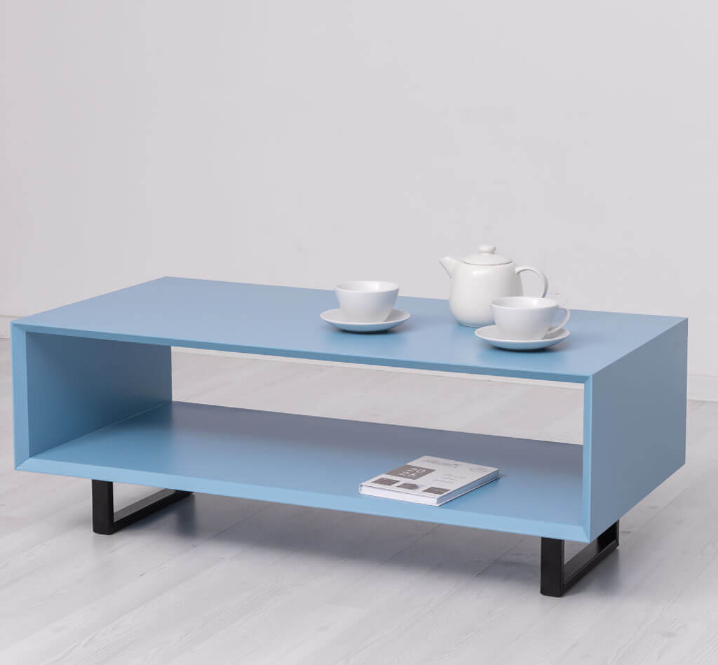 zoom sur le plateau robuste en pin massif d une table basse
