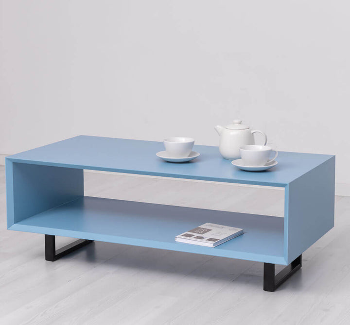 zoom sur le plateau robuste en pin massif d une table basse
