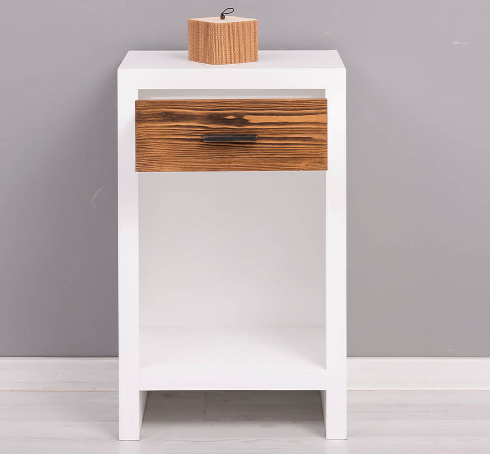 Table de chevet en pin massif vue de face en ambiance — Le Grenier Campagnard