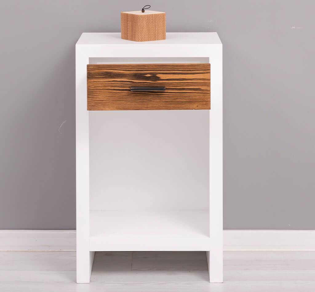 Table de chevet en pin massif vue de face en ambiance — Le Grenier Campagnard