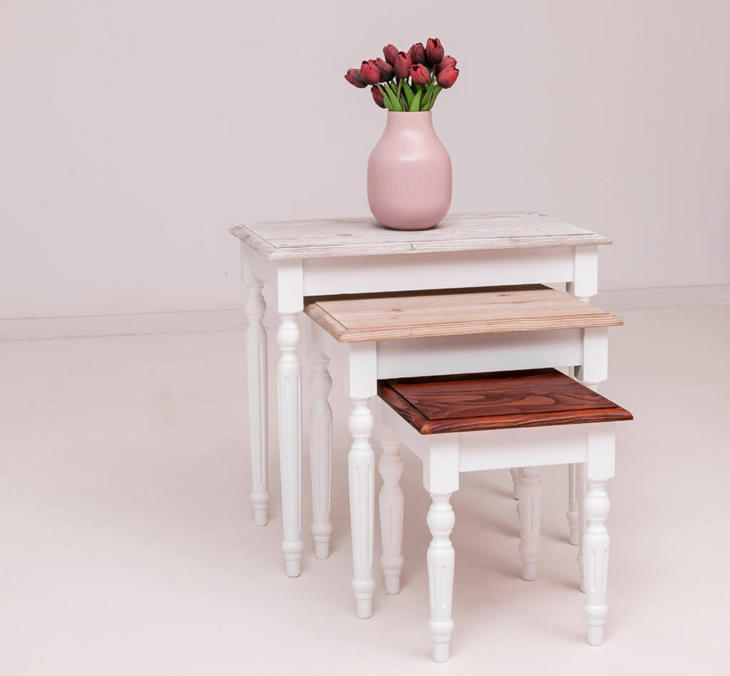 Tables gigognes en pin massif avec vase de fleurs — Le Grenier Campagnard