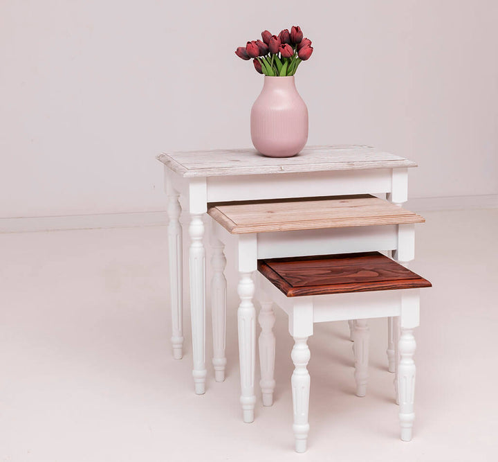 Tables gigognes en pin massif avec vase de fleurs — Le Grenier Campagnard