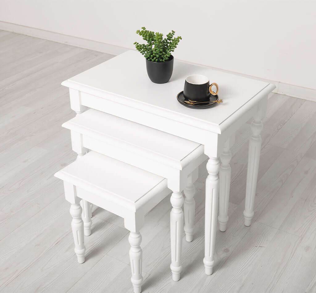 Tables gigognes en pin massif avec tasse de café et plante — Le Grenier Campagnard
