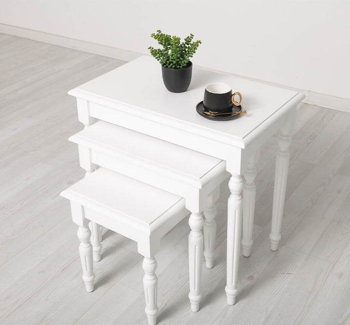 Tables gigognes en pin massif avec tasse de café et plante — Le Grenier Campagnard