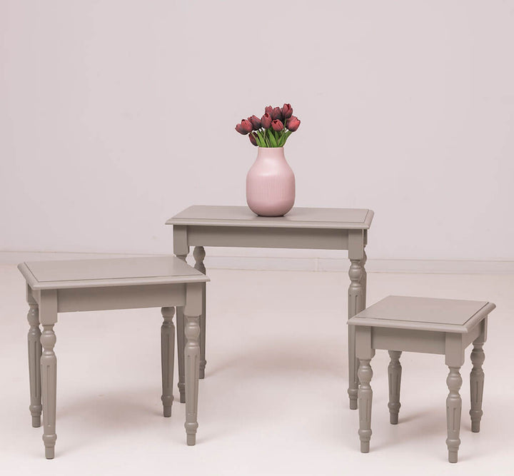 Tables gigognes en pin massif disposées séparément avec vase — Le Grenier Campagnard