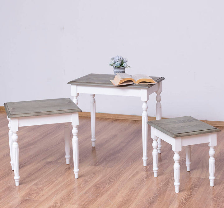 Tables gigognes en pin massif séparées avec livre ouvert et plante — Le Grenier Campagnard