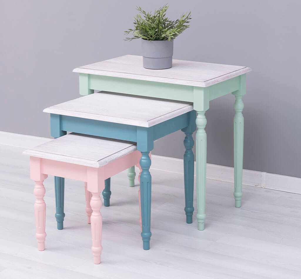 Tables gigognes en pin massif superposées avec plante verte — Le Grenier Campagnard