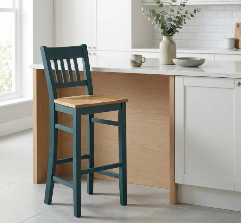 Tabouret de bar en pin massif avec assise en bois naturel dans une cuisine — Le Grenier Campagnard