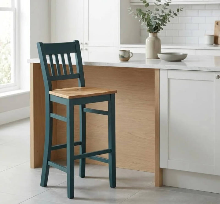 Tabouret de bar en pin massif avec assise en bois naturel dans une cuisine — Le Grenier Campagnard