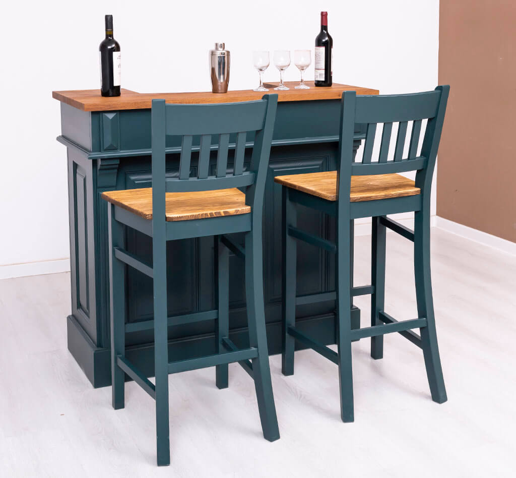 Duo de tabourets de bar en pin massif devant un comptoir de bar — Le Grenier Campagnard