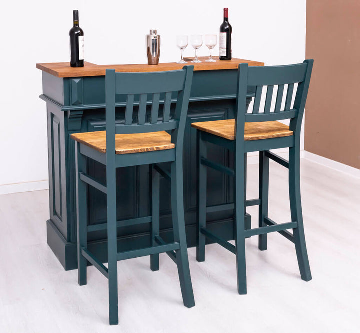 Duo de tabourets de bar en pin massif devant un comptoir de bar — Le Grenier Campagnard