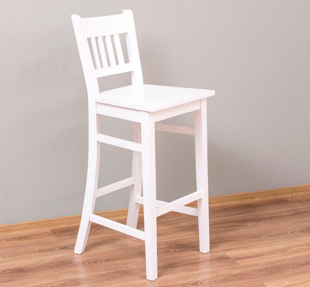 Vue de trois-quarts d'un tabouret de bar en pin massif avec repose-pieds — Le Grenier Campagnard