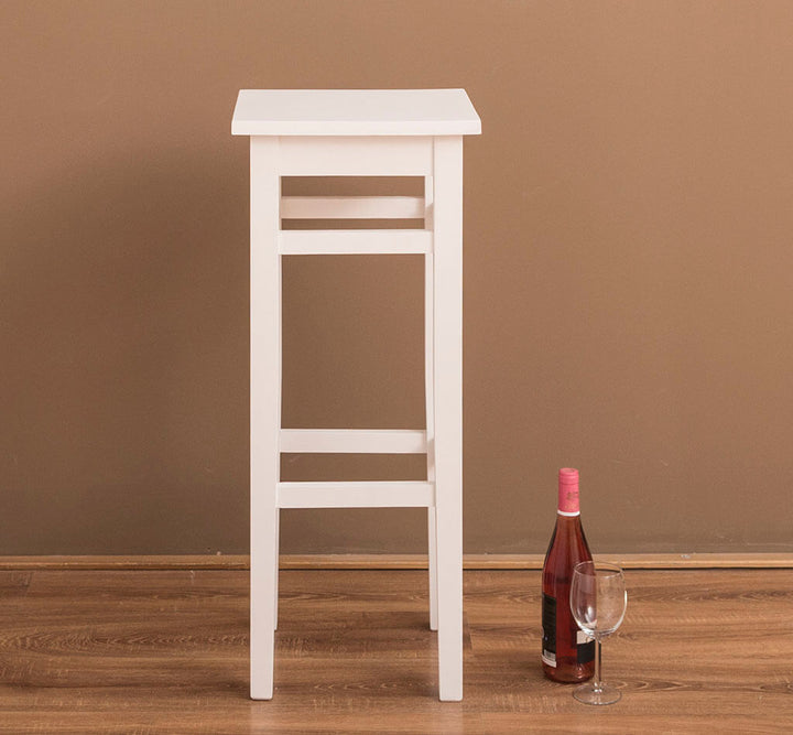 "Tabouret de bar en pin massif en ambiance avec bouteille et verre — Le Grenier Campagnard"