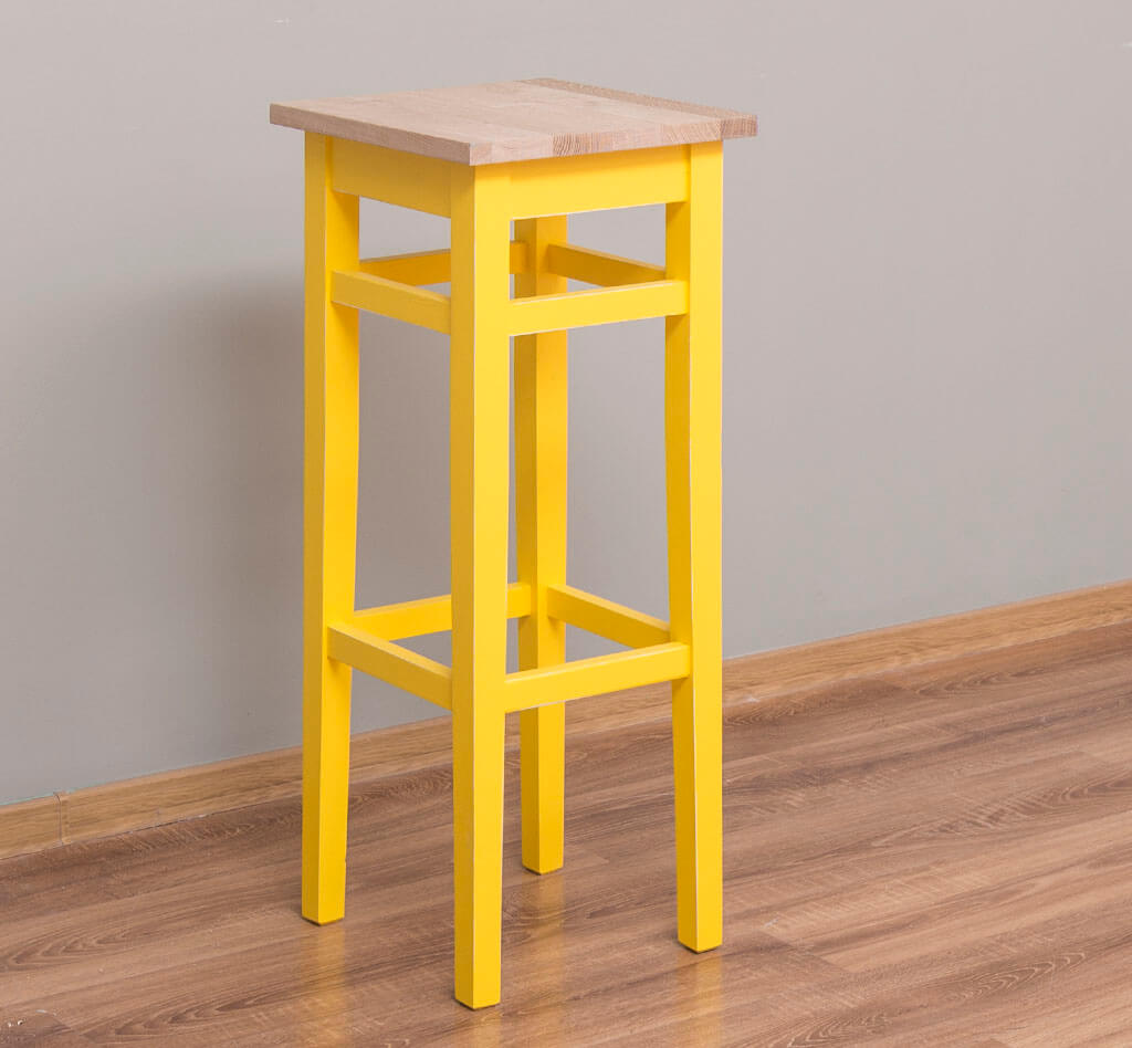 "Tabouret de bar en pin massif avec plateau contrasté en ambiance — Le Grenier Campagnard"