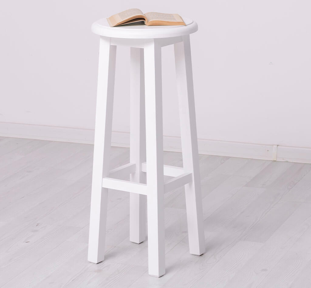 Tabouret de bar en pin massif servant de support pour un livre — Le Grenier Campagnard