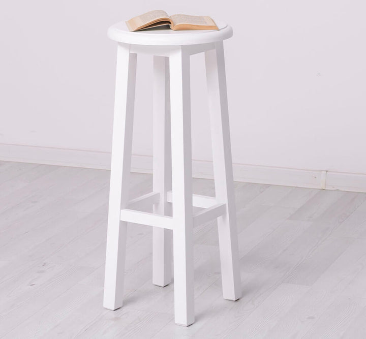 Tabouret de bar en pin massif servant de support pour un livre — Le Grenier Campagnard