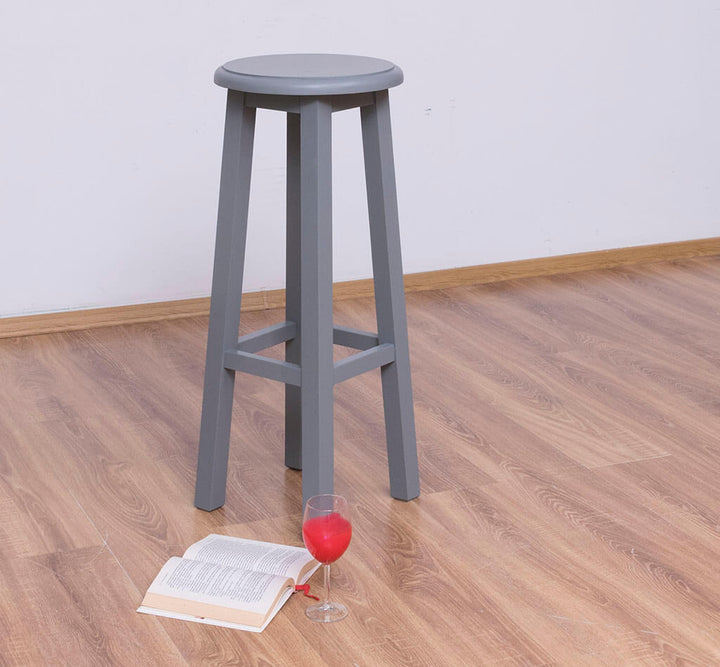 Tabouret de bar en pin massif dans un intérieur avec parquet — Le Grenier Campagnard
