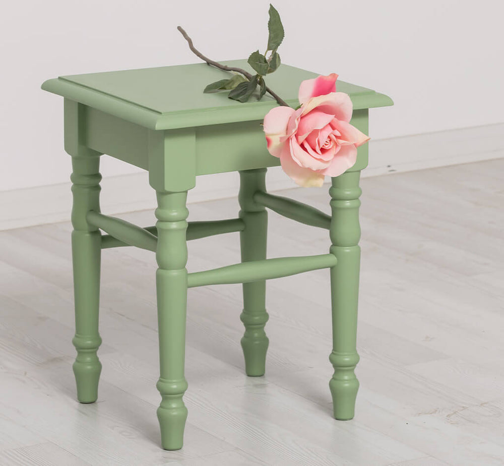 Tabouret en pin massif avec une rose décorative — Le Grenier Campagnard