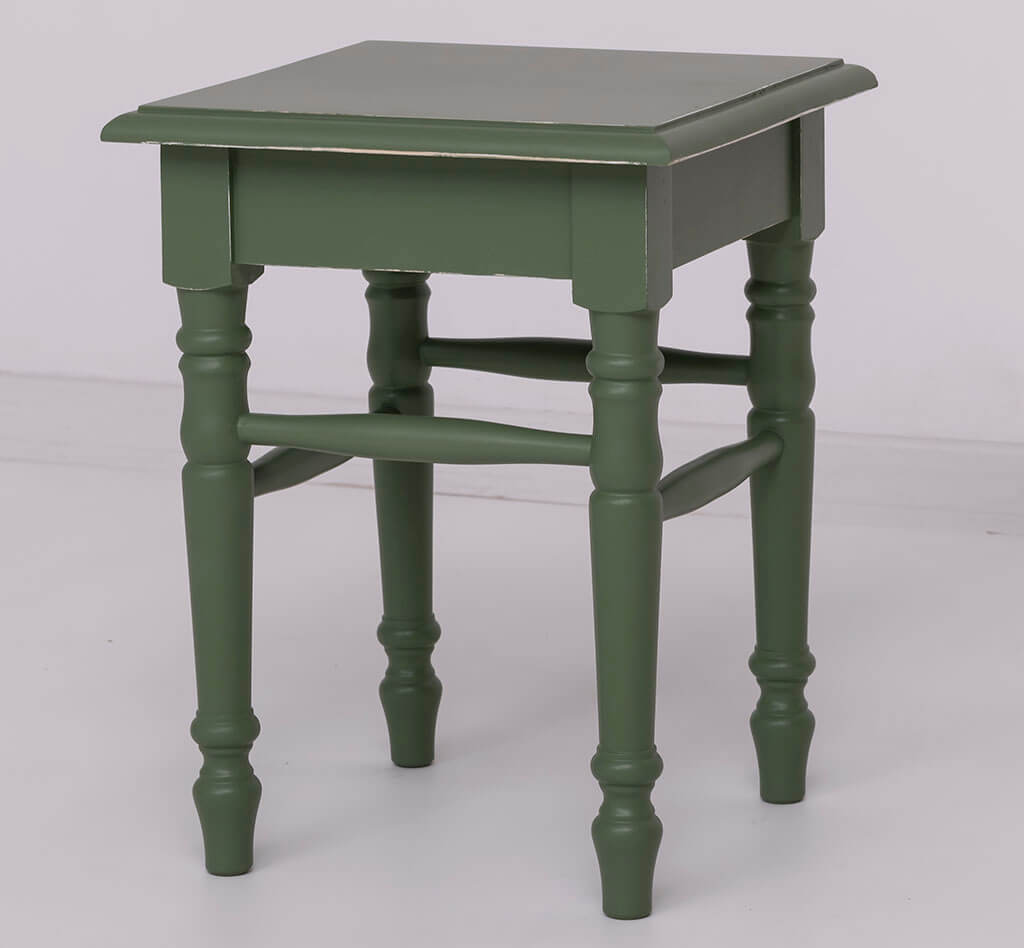 Tabouret en pin massif de face avec assise carrée — Le Grenier Campagnard